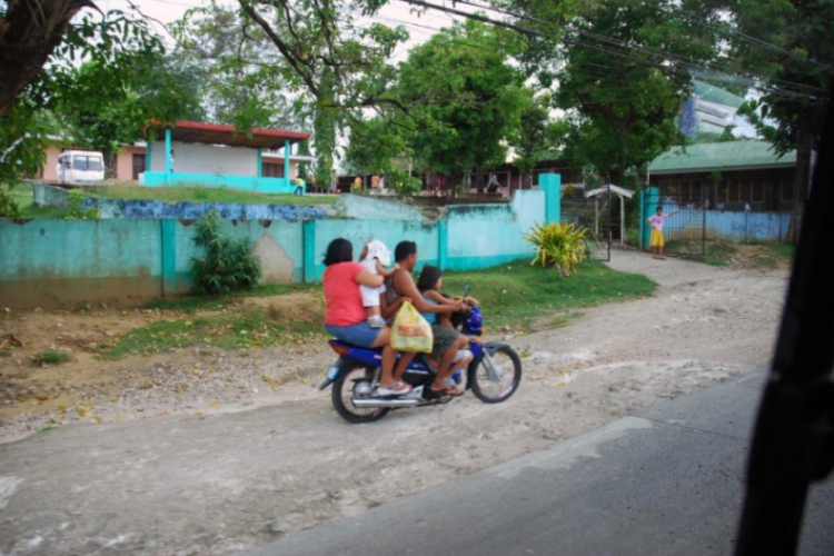 Pierwsze spojrzenia przez okno busa Cebu