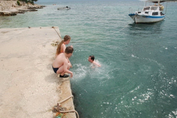 Dzieciaki skaczą do wody