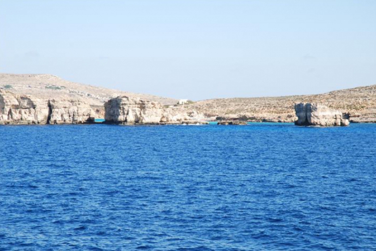 Widok na Comino z promu